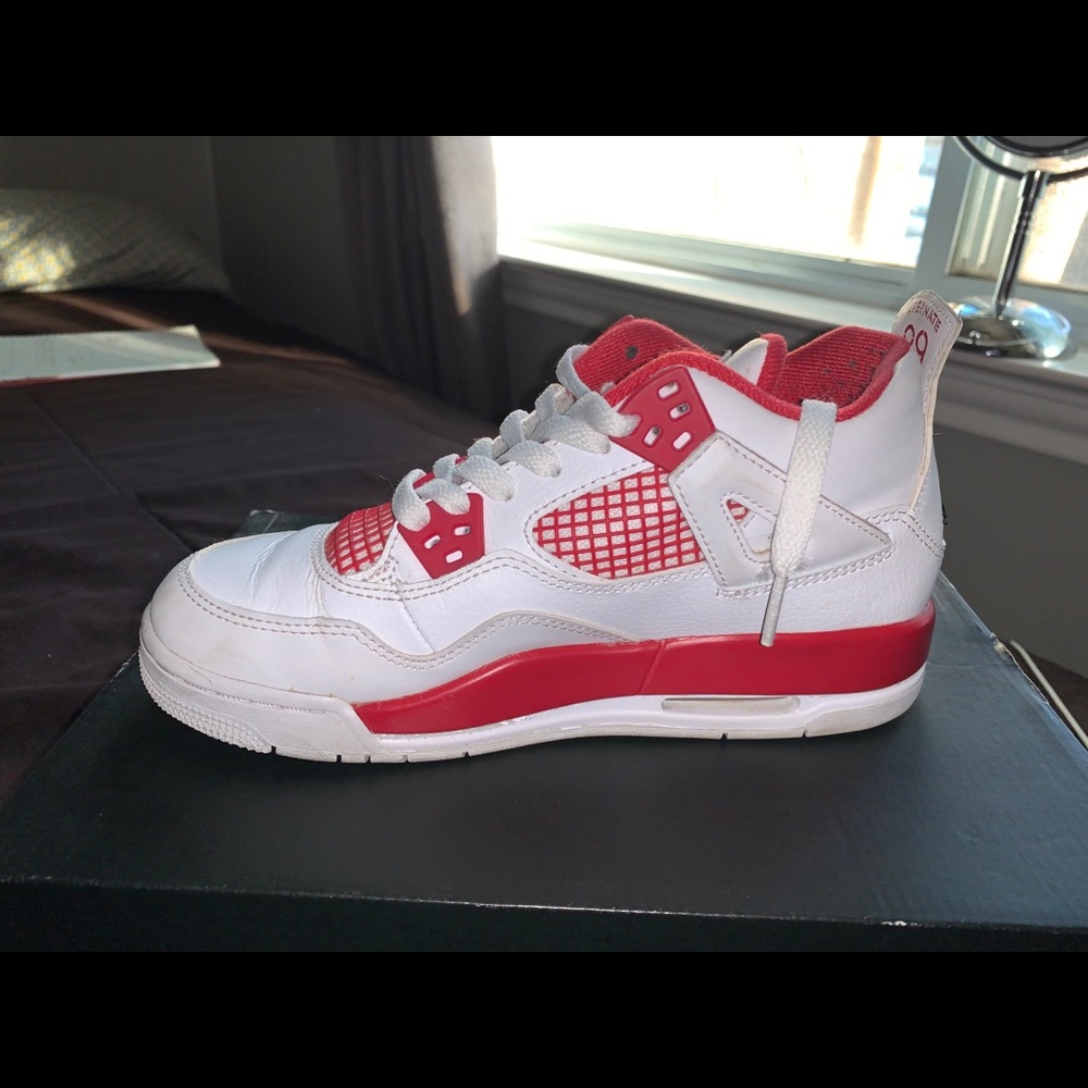 Air Jordan 4 Retro Bg size 4 in boys